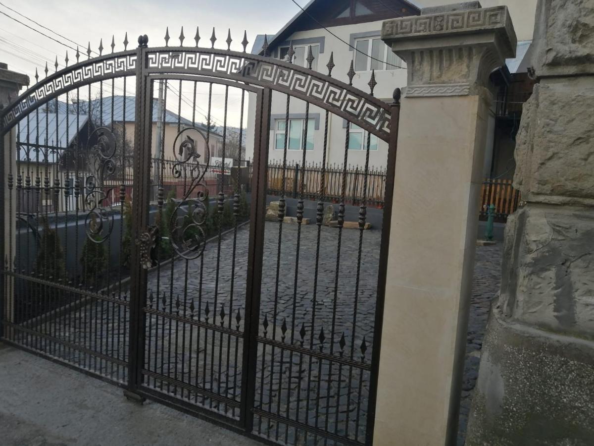 Casa Continentelor Hotel Campulung Luaran gambar