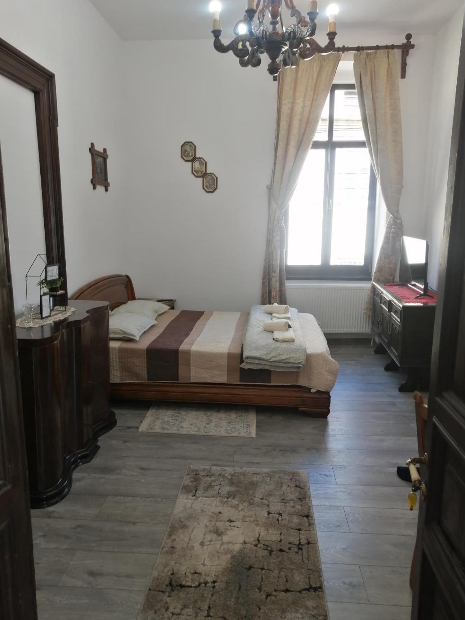 Casa Continentelor Hotel Campulung Luaran gambar