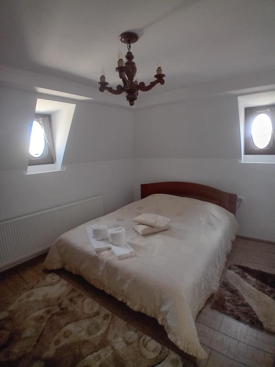Casa Continentelor Hotel Campulung Luaran gambar