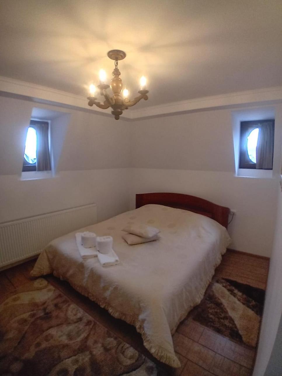 Casa Continentelor Hotel Campulung Luaran gambar